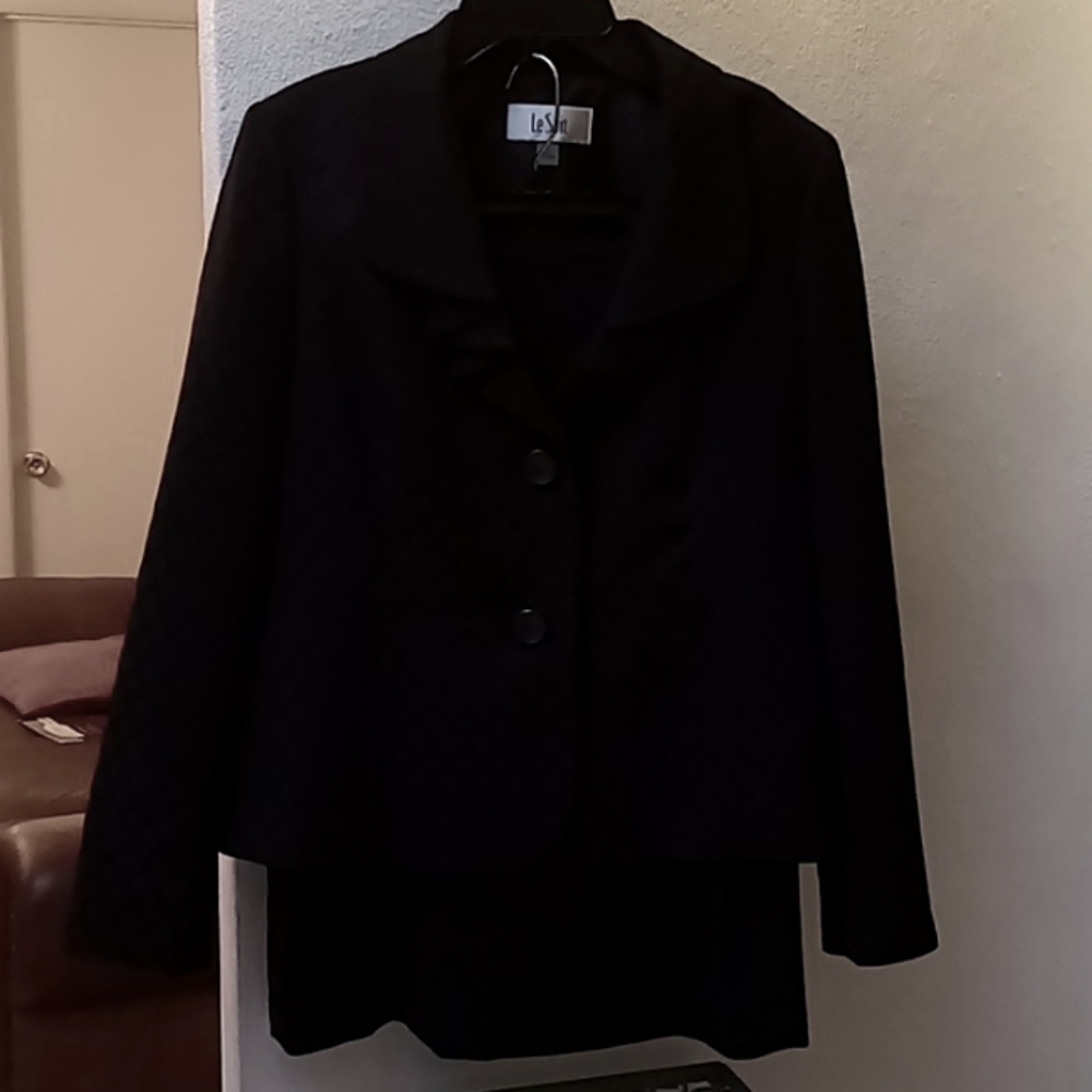 Le Suit black pattern skirt suit